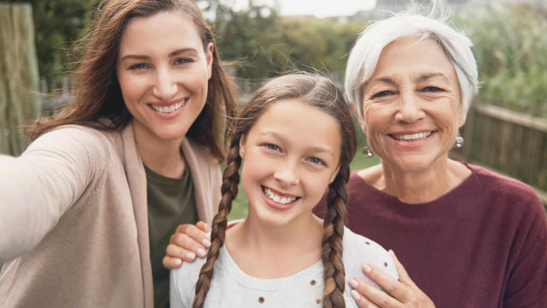 Tri generacije žena – unuka, mama i baka – zajedno na slici, simbol povezanosti i obiteljske ljubavi.