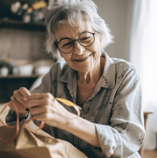 Baka pažljivo zamata poklon, simboličan trenutak ljubavi i sjećanja.